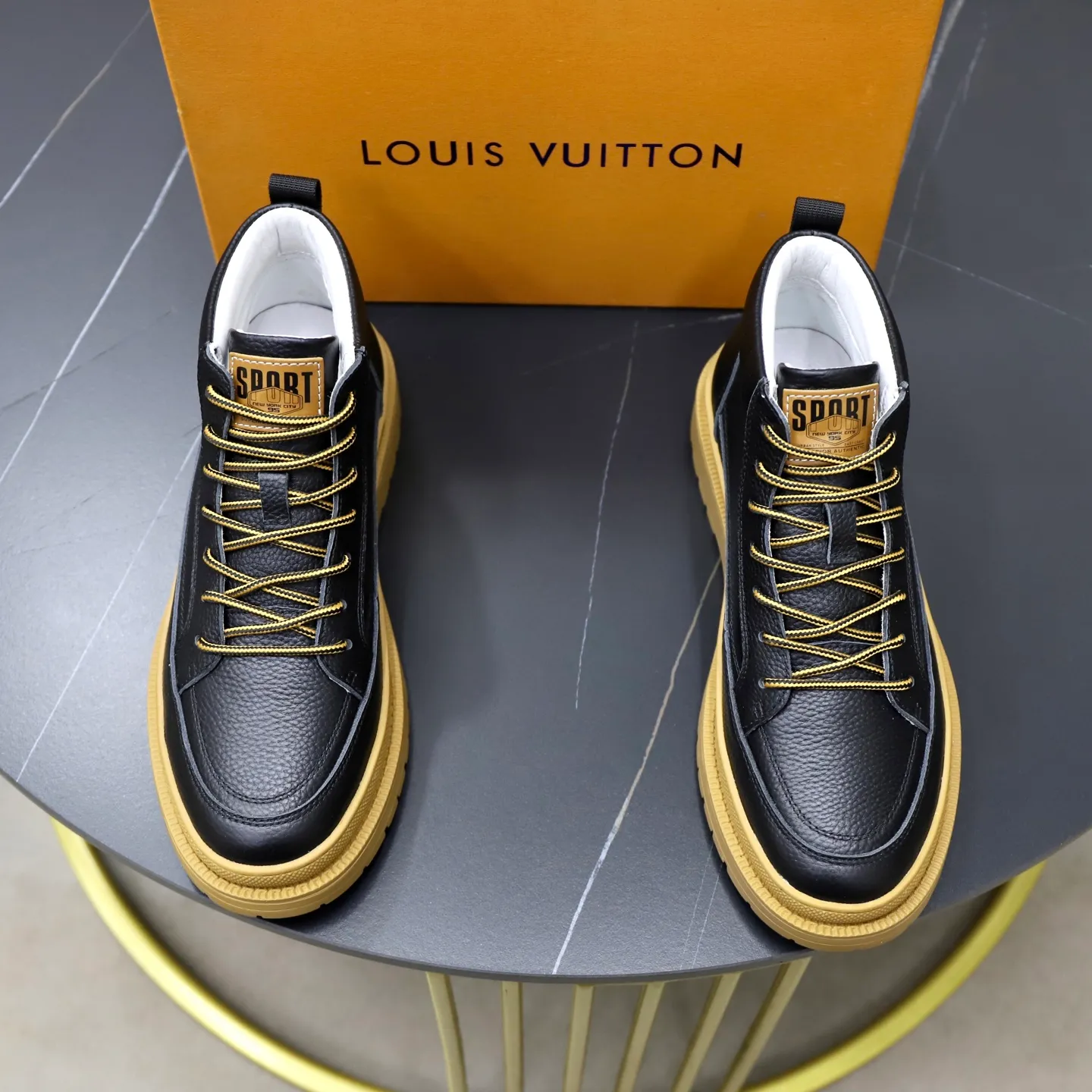 Ex-factory price: 460💰🙅‍♂️🙅‍♂️🙅‍♂️ Brand: LV Louis Vuitton Standard code: 38–44 (45 can be customized) Grade: Same as the official website Material: Original cowhide fabric Comfortable pigskin lining Lightweight wear-resistant outsole Style category: Men's fashion casual shoes and boots Running sneakers Distinguished luxury brand elements Top luxury Color: actual picture color